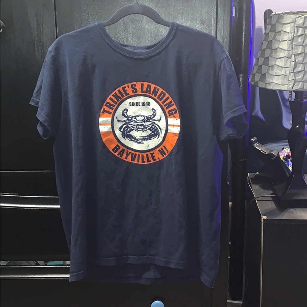 Navy blue Gildan tee shirt